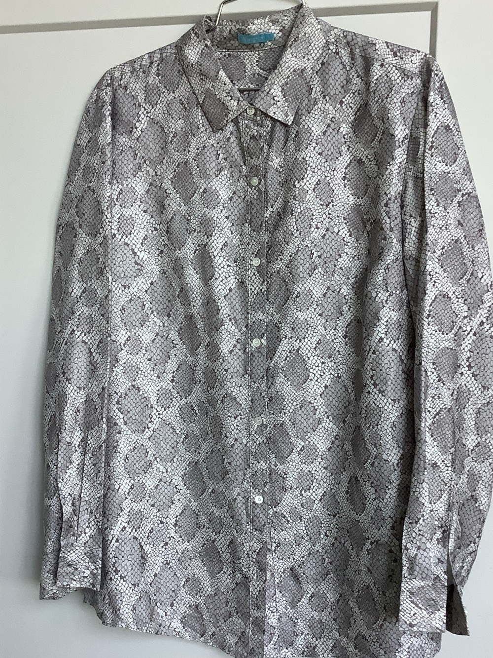 J. McLaughlin Women's Snake-Print Button-Up Blouse in Gray and White